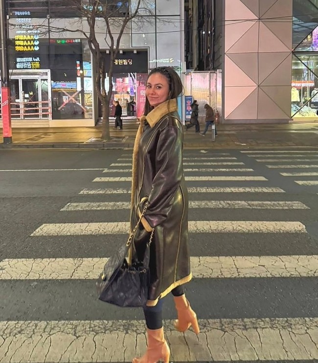 Untuk alas kaki, Wulan mengenakan ankle boots berwarna cokelat karamel dengan hak tinggi. Warna boots senada dengan coat-nya sehingga menciptakan look yang harmonis dan fashionable. Foto: Instagram/@wulanguritno