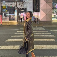 Untuk alas kaki, Wulan mengenakan ankle boots berwarna cokelat karamel dengan hak tinggi. Warna boots senada dengan coat-nya sehingga menciptakan look yang harmonis dan fashionable. Foto: Instagram/@wulanguritno