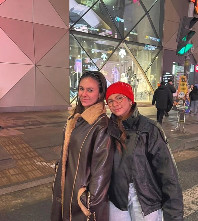 Kompak, Wulan tampil stylish bareng sang anak, Shaloom Razade, yang juga ikut berlibur bersamanya. Shaloom tampil mengenakan jaket kulit hitam dengan potongan yang sedikit oversized. Gaya ini memberi kesan edgy sekaligus modern, senada dengan nuansa outfit sang ibu. Foto: Instagram/@wulanguritno