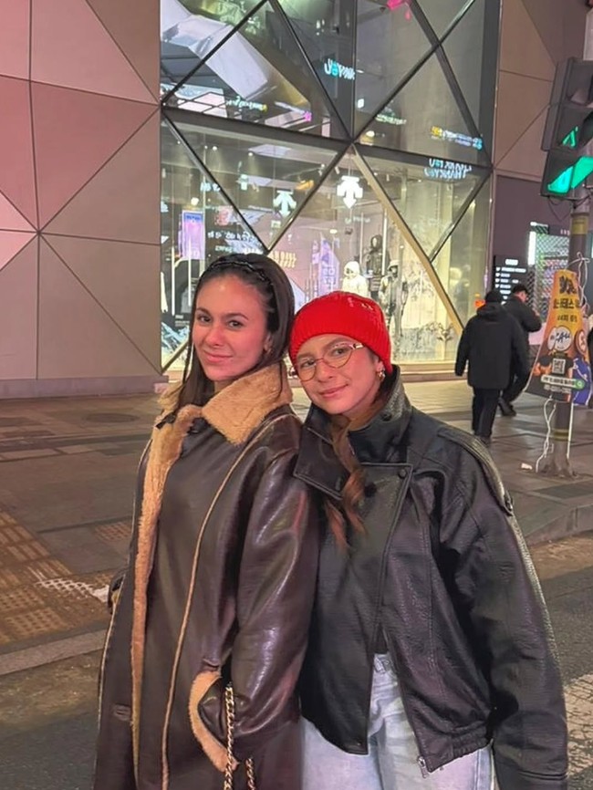 Potret Wulan Guritno Liburan ke Korea, Kompak Tampil Stylish Bareng Anak