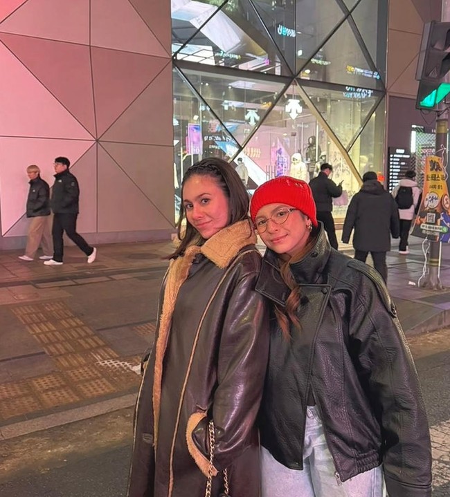 Melengkapi penampilan, Shaloom memakai beanie merah di kepalanya. Dipadukan dengan kacamata dan outfit bernuansa gelap, aksesori ini membuat gayanya terlihat fresh, youthful, dan tetap kompak dengan Wulan dalam balutan jaket bernuansa kulit. Foto: Instagram/@wulanguritno