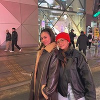 Melengkapi penampilan, Shaloom memakai beanie merah di kepalanya. Dipadukan dengan kacamata dan outfit bernuansa gelap, aksesori ini membuat gayanya terlihat fresh, youthful, dan tetap kompak dengan Wulan dalam balutan jaket bernuansa kulit. Foto: Instagram/@wulanguritno