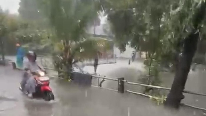 Air meluap di kanal Banta-bantaeng Makassar.