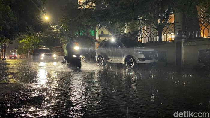 Air merendam jalan Pendidikan Makassar.
