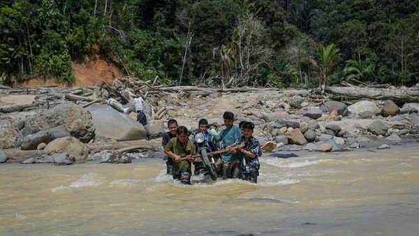 Tiga Jembatan Rusak Diterjang Banjir, Akses Desa Sibio-Bio Masih Terputus