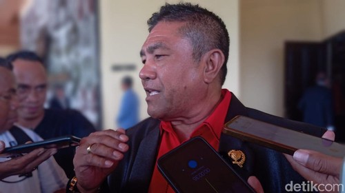 Anggota DPRD NTT, Nelson Matara, saat diwawancarai media di Kantor DPRD NTT, Jumat (20/2/2026). Foto: Simon Selly/detikBali.