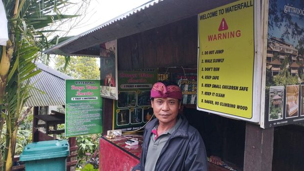 Anggota Pokdarwis Banyu Wana Amertha, I Dewa Nyoman Putra, di Buleleng, Bali, Senin (16/2/2026). Pokdarwis mengelola objek wisata Air Terjun Banyu Wana Amertha.