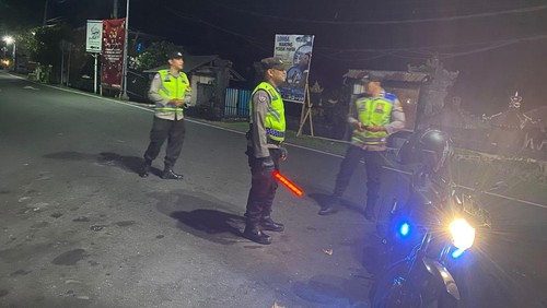 Anggota Polsek Selemadeg Barat patroli keamanan untuk mengantisipasi gangguan Kamtibmas, salah satunya aksi balap liar. (Istimewa)