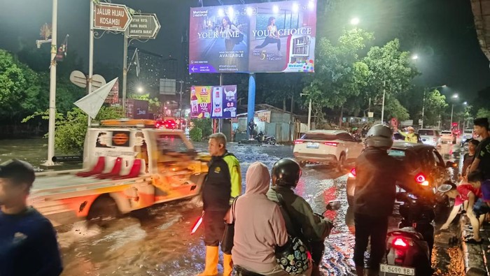 Banjir menggenangi sekitar ring road Tol Puri Kembangan, Jakarta Barat. (dok. X @TMCPoldaMetro)