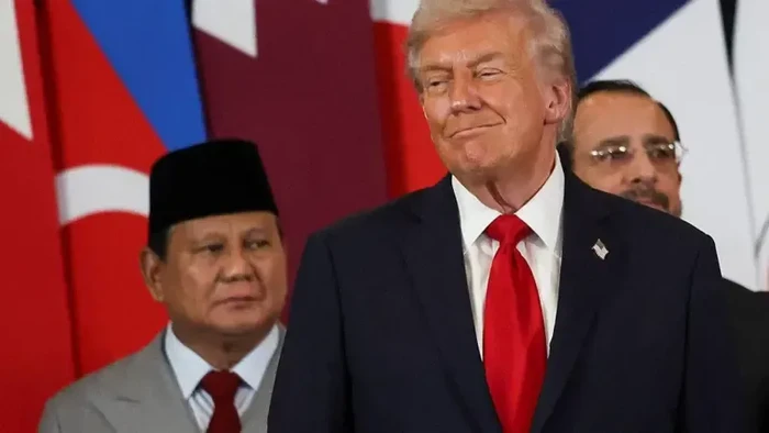 Presiden AS Donald Trump menyapa Presiden Indonesia Prabowo Subianto saat KTT tentang Gaza di Sharm el-Sheikh pada 13 Oktober 2025.