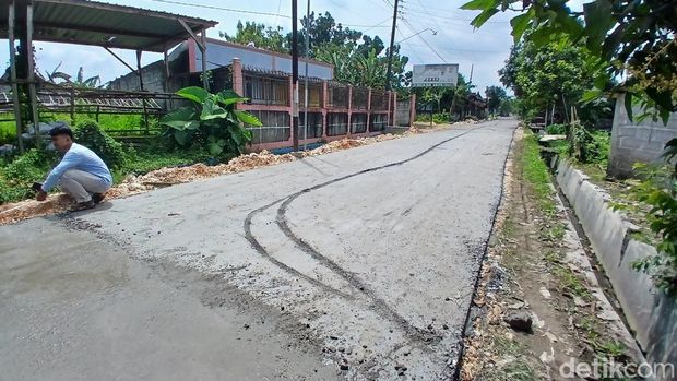 Bekas roda motor di jalan cor di Blora.