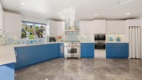 Lalu, untuk dapurnya dominan warna biru dan putih. Dapurnya cukup luas lengkap dengan kitchen set atas dan bawah. Uniknya di dapur ini tidak ada kitchen island sehingga tampilannya lapang. Foto: David Emerson via New York Post