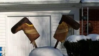 Gak biasa nih, Snowman-nya handstand. Foto: StreetArtUtopia