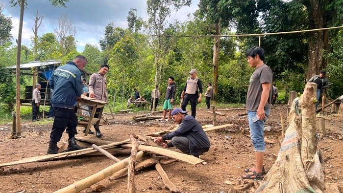 Polisi membongkar dan membakar arena judi sabung ayam di Dusun Baji Areng, Kabupaten Bulukumba, Sulawesi Selatan (Sulsel).