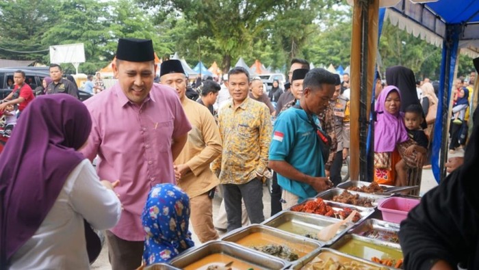 Bupati Merangin M Syukur saat resmikan pasar bedug Ramadan