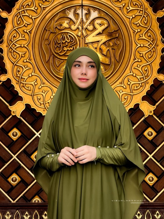 Dulu aku misalnya pakai pakaian yang terbuka. Aku merasa orang-orang melihat aku kayak itu mulus banget, gimana badannya itu dalamnya mungkin pikiran orang notabenenya jadi kayak gitu. Aku nggak nyaman, itu trigger aku. Aku pengen pakai pakaian tertutup aja, cerita Celine dalam podcast Rian Ibram di YouTube. Foto: Dok. Instagram Celine Evangelista, Mandjha Ivan Gunawan