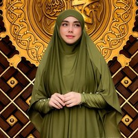 Dulu aku misalnya pakai pakaian yang terbuka. Aku merasa orang-orang melihat aku kayak itu mulus banget, gimana badannya itu dalamnya mungkin pikiran orang notabenenya jadi kayak gitu. Aku nggak nyaman, itu trigger aku. Aku pengen pakai pakaian tertutup aja, cerita Celine dalam podcast Rian Ibram di YouTube. Foto: Dok. Instagram Celine Evangelista, Mandjha Ivan Gunawan