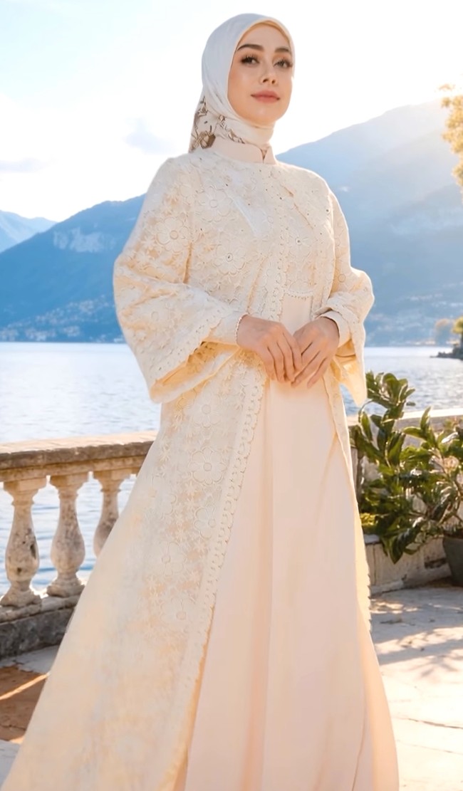 Hidayah ini sungguh datang tanpa ada alasan dan tulus dari hati terdalam saya.. Saya memeluk islam bukan karena keluarga, saya memeluk islam bukan krn mau menikah dgn muslim, atau bukan karena siapa pun, tulis Celine mengungkapkan kisah hijrahnya. Foto: Dok. Instagram Celine Evangelista, Mandjha Ivan Gunawan