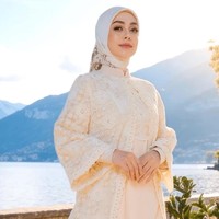 Hidayah ini sungguh datang tanpa ada alasan dan tulus dari hati terdalam saya.. Saya memeluk islam bukan karena keluarga, saya memeluk islam bukan krn mau menikah dgn muslim, atau bukan karena siapa pun, tulis Celine mengungkapkan kisah hijrahnya. Foto: Dok. Instagram Celine Evangelista, Mandjha Ivan Gunawan