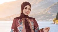 Saya menyadari sebagai figur publik tidak mungkin lepas dari perhatian. Namun saya berharap kita semua dapat lebih bijak dalam menerima informasi dan tidak mudah mempercayai kabar yang belum jelas kebenarannya, terang mantan istri Steven William. Foto: Dok. Instagram Celine Evangelista, Mandjha Ivan Gunawan