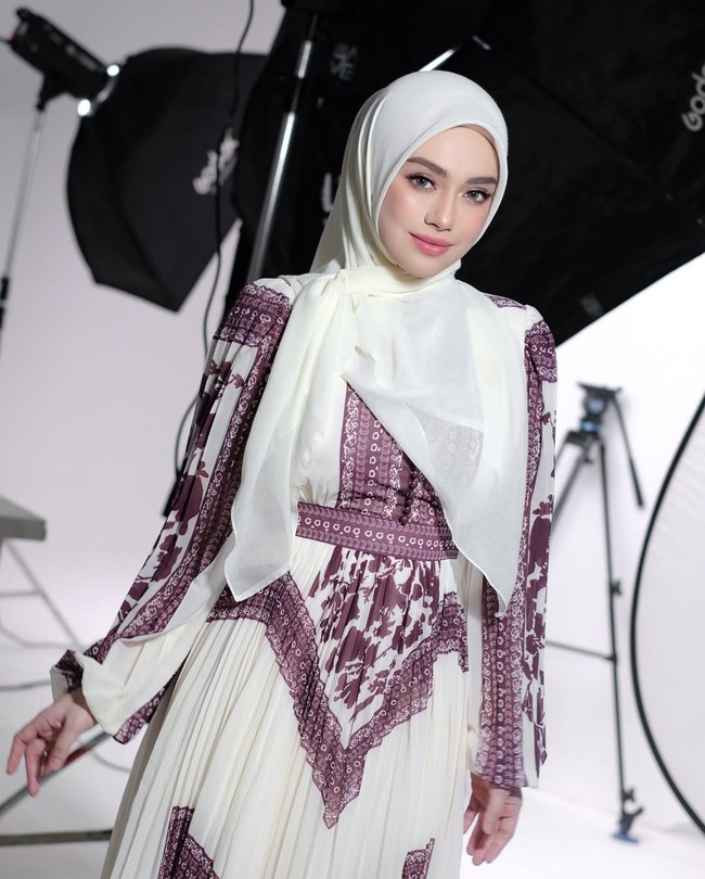 Mengisahkan perjalanan hijrahnya, Celine Evangelista mengaku keputusannya memeluk Islam disebut murni panggilan hati, bukan karena keluarga, pekerjaan, maupun rencana pernikahan. Foto: Dok. Instagram Celine Evangelista, Mandjha Ivan Gunawan