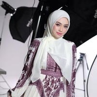 Mengisahkan perjalanan hijrahnya, Celine Evangelista mengaku keputusannya memeluk Islam disebut murni panggilan hati, bukan karena keluarga, pekerjaan, maupun rencana pernikahan. Foto: Dok. Instagram Celine Evangelista, Mandjha Ivan Gunawan