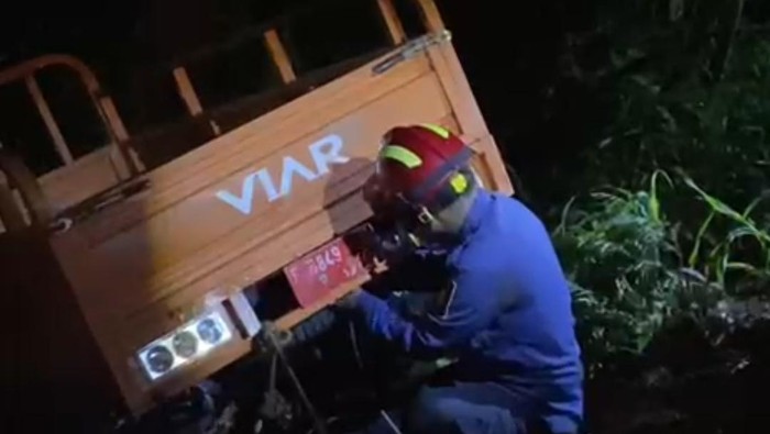 Damkar evakuasi motor roda tiga nyemplung empang di Bogor