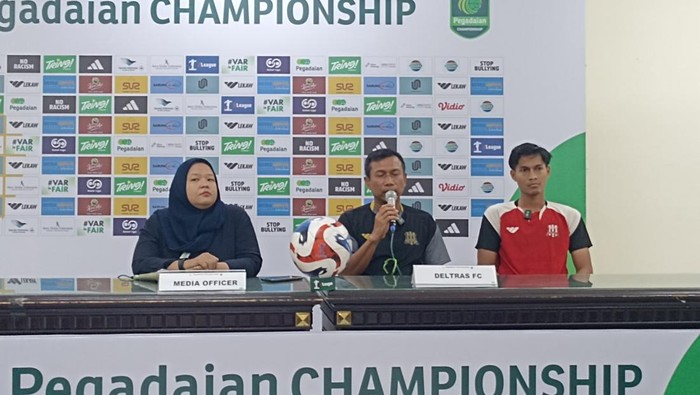 Pelatih Deltras FC, Widodo C Putro bersama pemainnya dalam sesi jumpa pers jelang lawan PSIS di Sidoarjo, Sabtu (21/2/2026).