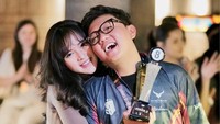 Denny Caknan senang Bella Bonita mau belajar biliar, sehingga bisa menemaninya bermain. (Foto: dok Instagram denny_caknan)