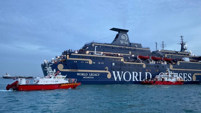 Kebakaran yang terjadi di atas kapal pesiar World Legacy berhasil dipadamkan. Otoritas setempat memastikan kondisi kapal kini stabil. Menurut informasi dari Otoritas Maritim dan Pelabuhan Singapura, seluruh 271 penumpang, termasuk 139 warga negara Singapura, dilaporkan dalam keadaan selamat dan sudah berhasil dievakuasi ke pelabuhan.