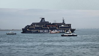 Detik-detik Evakuasi Kapal Pesiar Terbakar, 1 WNI Korbannya