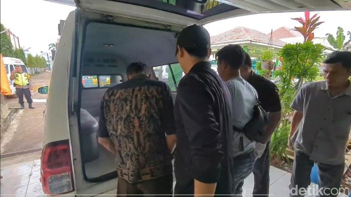 Evakuasi korban tertabrak KA di Batang, Sabtu (21/2/2026).