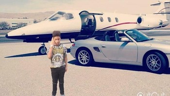 Pose depan jet pribadi dan mobil sport memang keren, tapi bayangan dan skala tubuh yang tak sinkron membuat editannya ketahuan. Foto: Demilked