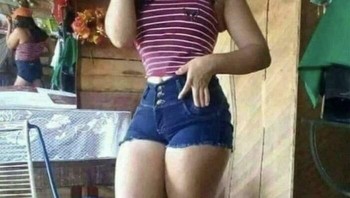 Niat selfie dengan bentuk tubuh ideal, tapi distorsi latar belakang dan proporsi kaki membuat editannya ketahuan. Foto: Demilked