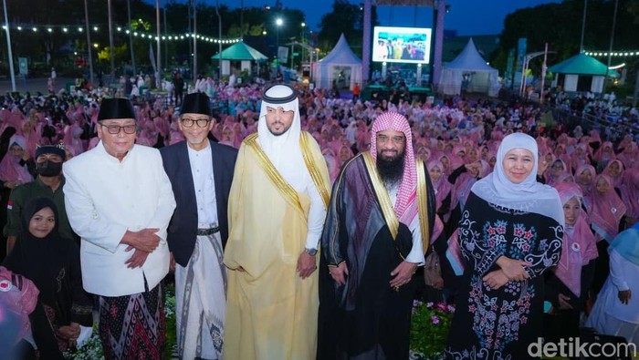 Gubernur Khofifah Buka Puasa Bersama Warga dan membagikan Hadiah Kurma Raja Salman