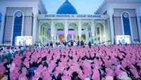 Lebih dari 5 ribu jemaah memadati Masjid Nasional Al Akbar Surabaya.