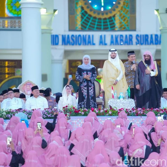 Momen Khofifah Buka Bareng Warga dan Bagikan Kurma Hadiah Raja Salman