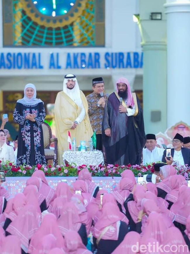 Momen Khofifah Buka Bareng Warga dan Bagikan Kurma Hadiah Raja Salman