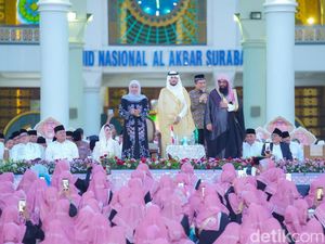 Momen Khofifah Buka Bareng Warga dan Bagikan Kurma Hadiah Raja Salman