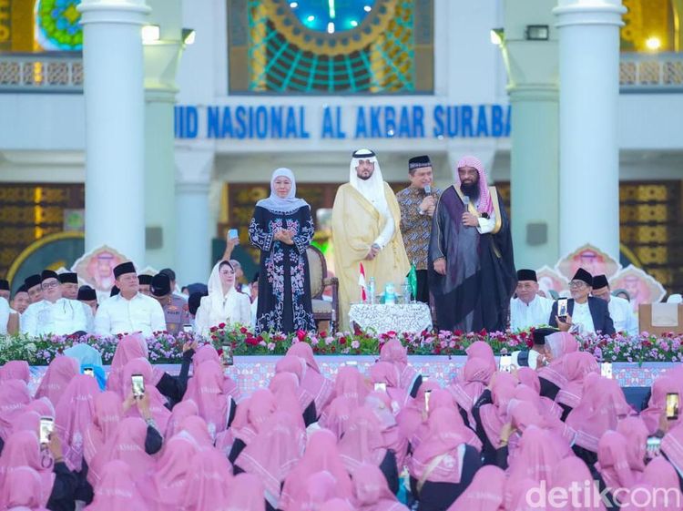 Momen Khofifah Buka Bareng Warga dan Bagikan Kurma Hadiah Raja Salman