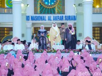 Momen Khofifah Buka Bareng Warga dan Bagikan Kurma Hadiah Raja Salman