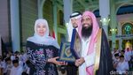 Momen Khofifah Buka Bareng Warga dan Bagikan Kurma Hadiah Raja Salman