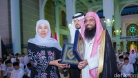 Gubernur Khofifah bersama warga berfoto bersama dengan perwakilan Raja Salman.
