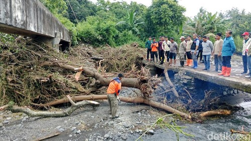 Gubernur NTB Iqbal mengecek kondisi sungai di Desa Obel-obel, Sambelia, Lombok Timur, NTB, Sabtu (21/2/2026). (Sanusi Ardi W/detikBali)
