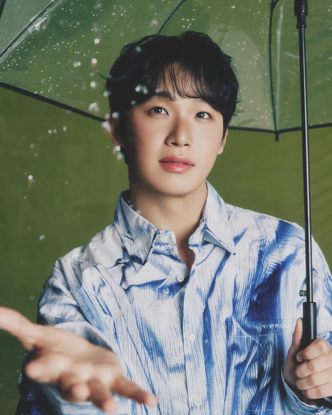 Hyunsik BTOB sempat disinggung sebagai nepo baby karena ayahnya Im Ji Hoon adalah penyanyi folk terkenal. Namun, setelah lulus dari sekolah musik, ia membuktikan dirinya dapat menjadi vokalis utama BTOB lewat proses audisi dan trainee, bahkan jadi produser lagu untuk grupnya. Foto: Instagram