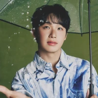 Hyunsik BTOB sempat disinggung sebagai nepo baby karena ayahnya Im Ji Hoon adalah penyanyi folk terkenal. Namun, setelah lulus dari sekolah musik, ia membuktikan dirinya dapat menjadi vokalis utama BTOB lewat proses audisi dan trainee, bahkan jadi produser lagu untuk grupnya. Foto: Instagram