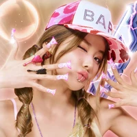 Ayah Belle KISS OF LIFE, Shim Shin merupakan penyanyi terkenal di era 90an. Belle mewarisi bakatnya bermusik dan pernah menggarap lagu untuk LE SSERAFIM hingga i-dle. Lucunya sang ayah mewakili putrinya menerima penghargaan sebagai komposer ketika sibuk promosi comeback. Foto: Instagram