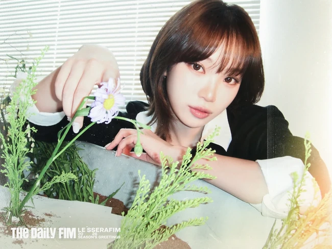 Kim Chaewon LE SSERAFIM dituding nepo baby karena merupakan anak dari aktris musikal ternama, Lee Ran Hee. Banyak netizen yang berspekulasi soal privilege yang dimiliki Chaewon meski ia menjalani pelatihan seperti trainee lain. Foto: Instagram