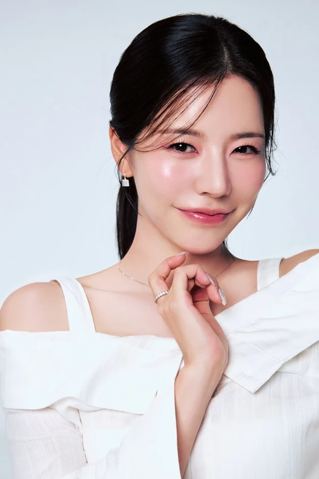 Personel girl group legendaris SNSD, Sunny juga disebut-sebut sebagai nepo baby karena pamannya Lee Soo Man merupakan pendiri SM Entertainment. Kini ia menjadi pelatih dan produser di agensi baru yang dirintis sang paman A20 Entertainment. Foto: Instagram