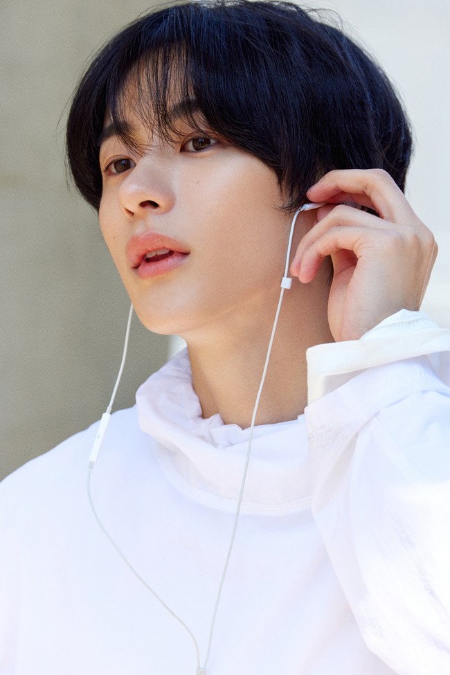 Anton RIIZE menuai sorotan sejak terungkap sebagai trainee SM Entertainment. Pasalnya sang ayah Yoon Sang merupakan musisi legendaris di Korea Selatan. Meski disebut-sebut sebagai nepo baby, Anton membuktikan bahwa ia mewarisi bakat ayahnya, ikut menggarap soundtrack film New Normal dan Contorted. Foto: Instagram